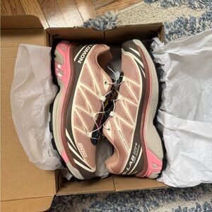 Salomon Women's XT-6 Low Top Sneakers size 7.5W